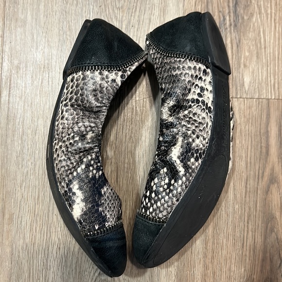 Lucky Brand Snakeskin leather zipper accented ballet flats. Size 7 - Picture 8 of 8